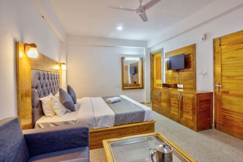 Twin room with a sitting corner